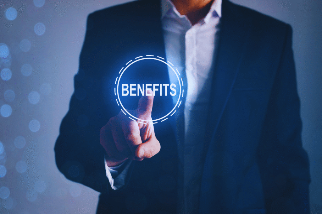 Uma pessoa de terno aponta para uma tela virtual com a palavra BENEFÍCIOS exibida dentro de um gráfico circular, destacando tópicos como auxílio por incapacidade temporária.